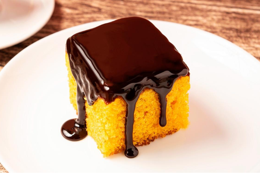 Bolo de cenoura com cobertura de chocolate